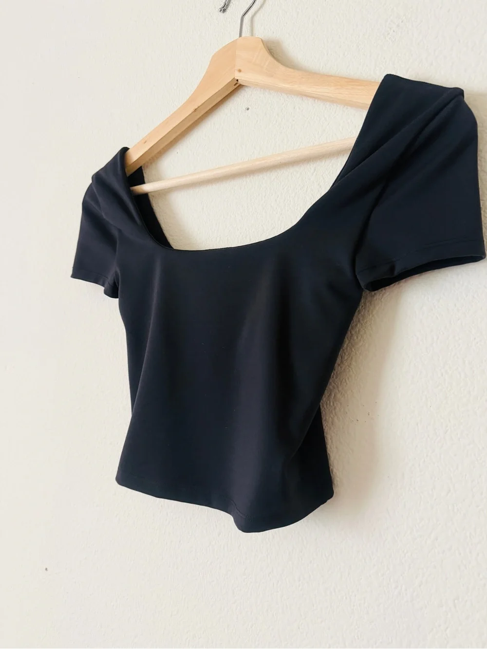 Lululemon SIZE 0 Wunder Under Smoothcover square neck cropped tshirt in black